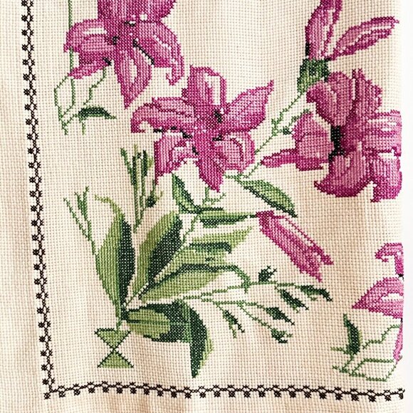 Vintage Cross Stitch embroidered Floral Purple Lilac Ivory Tablecloth - Picture 8 of 9